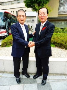 本田遠野市長様と固い握手を交わす柴会長